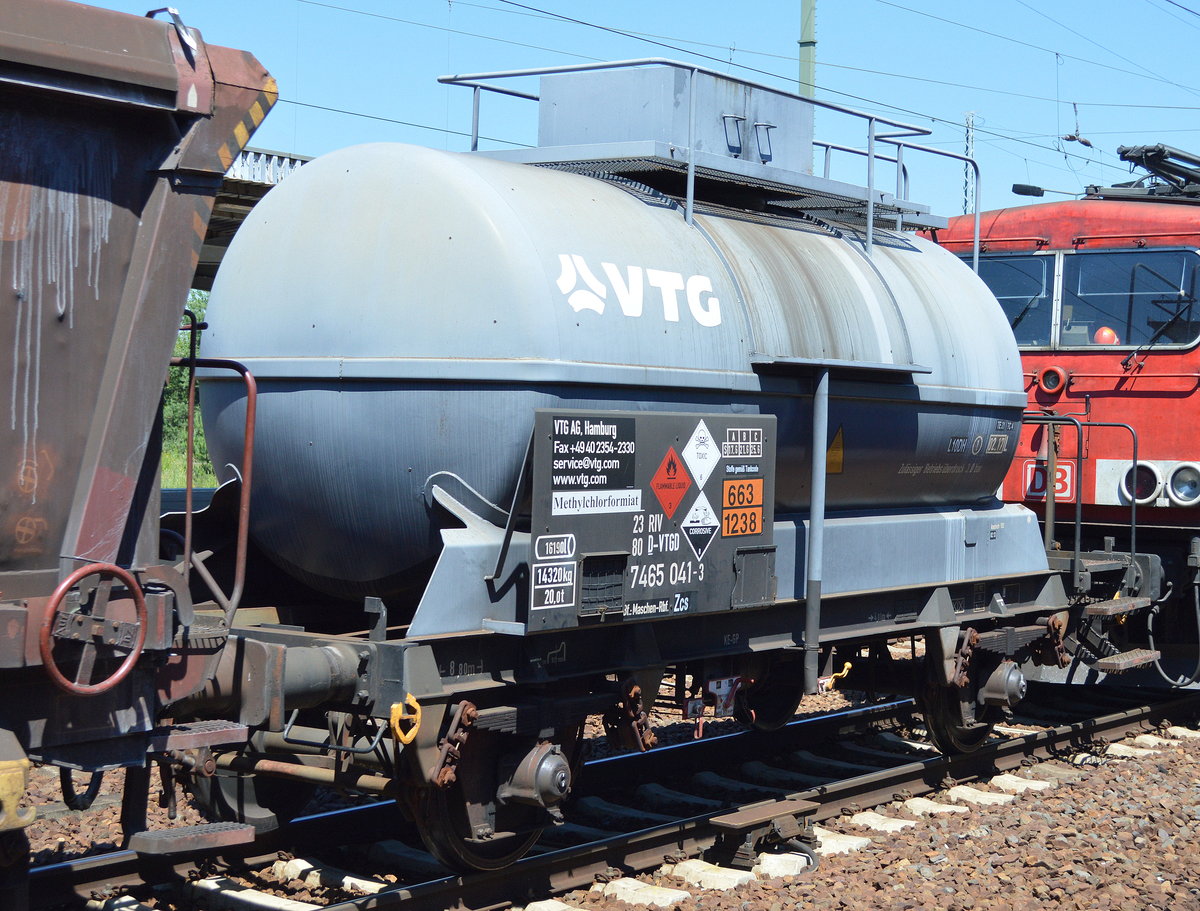 Zweiachsiger Kesselwagen mit kastenartigen Auffüllstutzen vom Einsteller VTG mit der Nr. 23 RIV 80 D-VTGD 7465 041-3 Zcs Bf.Maschen-Rbf (UN-Nr.663/1238 = Methylchlorformiat) am 23.06.16 Bf. Flughafen Berlin-Schönefeld.