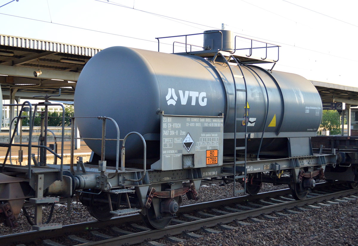 Zweiachsiger Kesselwagen von der Schweizer VTG mit der Nr. 23 RIV 53 CH-VTGCH 7467 304-8 Zcns (UN-Nr. 80/1789 = Salzsäure) in einem gemischten Güterzug am 13.09.16 Bf. Flughafen Berlin-Schönefeld.