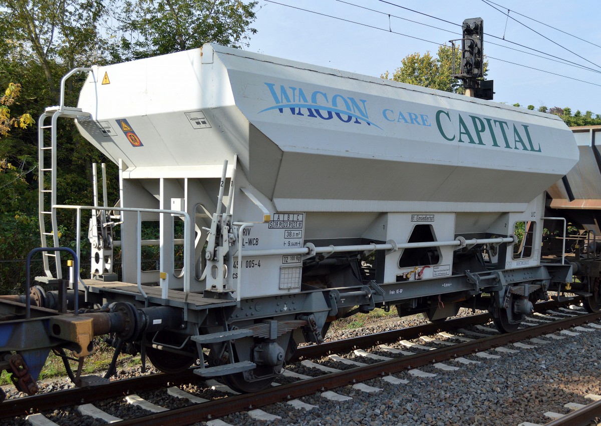 Zweiachsiger Schüttgutwagen der Mietfirma WAGON CARE CAPITAL B.V. aus den Niederlanden mit Zulassung in Luxemburg mit der Nr. 21 RIV 82 L-WCB 6451 005-4 Fcs in einem Schotterzug am 13.10.14 Berlin-Hohenschönhausen.