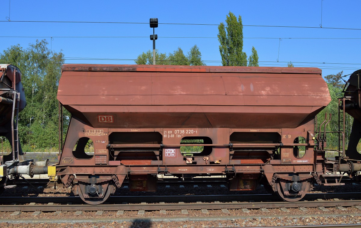 Zweiachsiger Schüttgutwagen mit Schwenkdach und dosierbarer Schwerkraftentladung der DB mit der Nr. 21 RIV 80 D-DB 0738 220-1 Tds 932 am 10.09.15 Bhf. Flughafen Berlin-Schönefeld. 