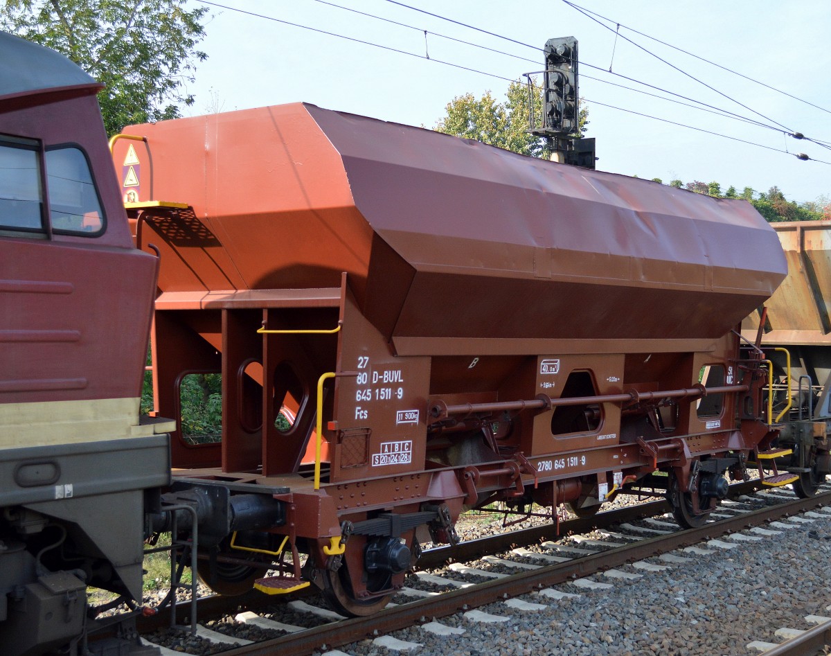 Zweiachsiger Schüttgutwagen zum Schottertransport der Fa. B&V Leipzig GmbH mit der Nr. 27 80 D-BUVL 645 1 511-9 Fcs am 13.10.14 Berlin-Hohenschönhausen.