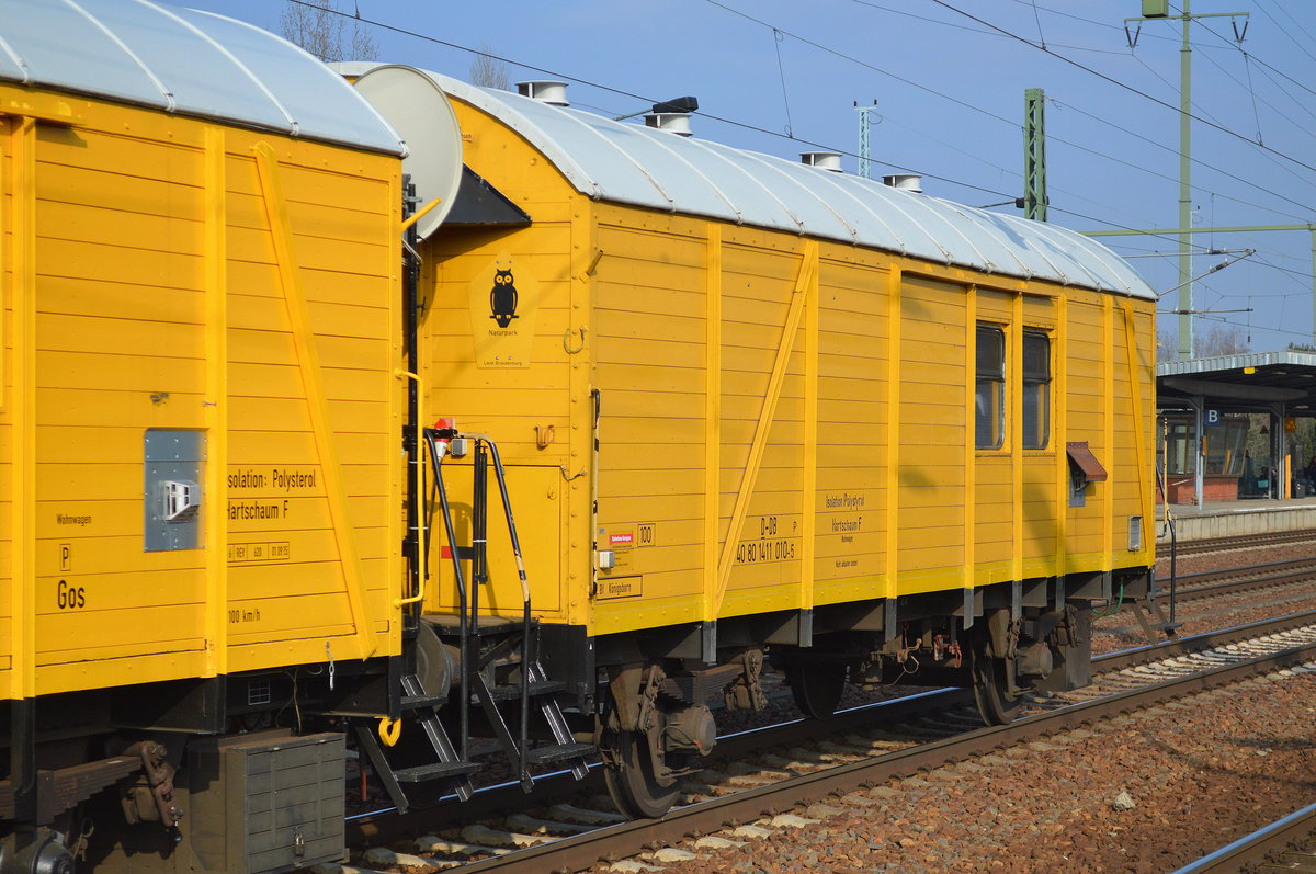 Zweiter Wohnwagen mit der Nr. D-DB 40 80 1411 010-5 Bf.Königsborn am 16.02.17 Bf. Flughafen Berlin-Schönefeld.