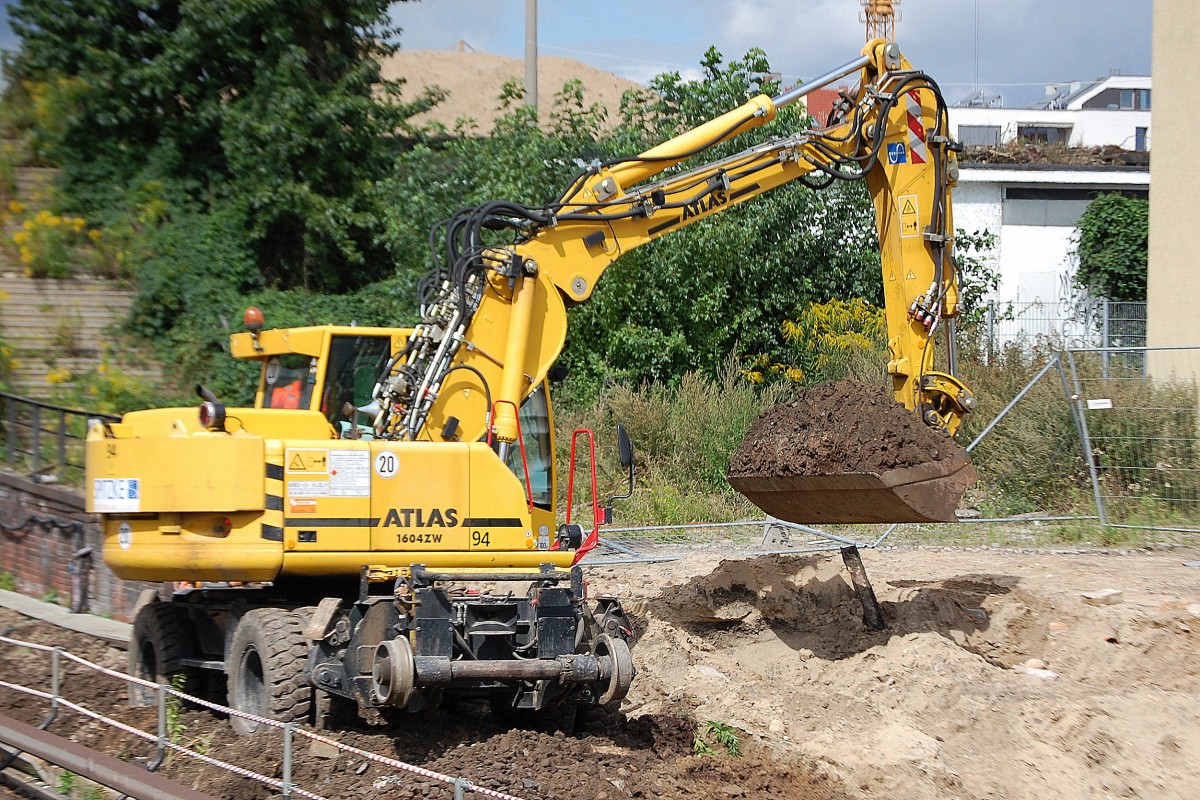 Zweiwegebagger ATLAS 1604ZW der SLG Spitzke Logistik beim Schotterr�umen Gro�baustelle Berlin-Ostkreuz, 14.08.13
