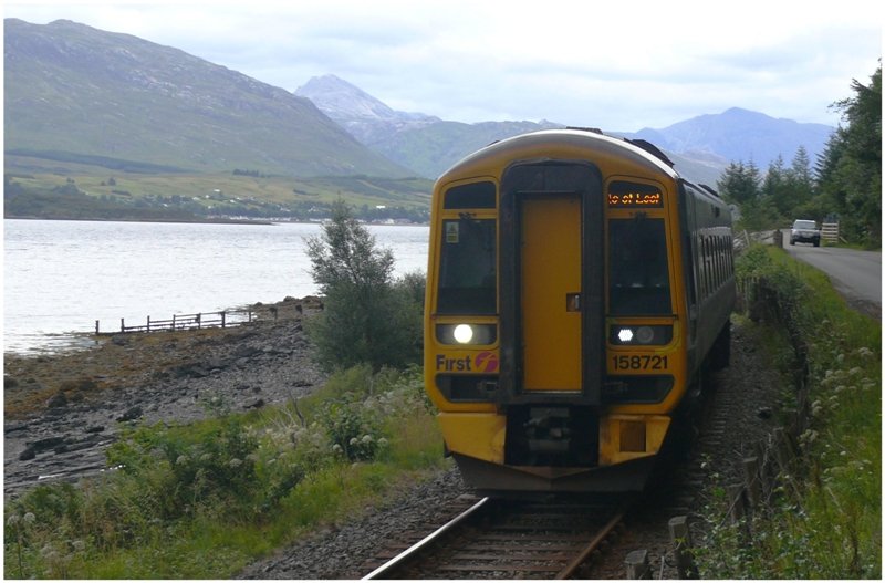 Am Loch Carron begegnet uns einer der wenigen Z�ge nach Kyle of Lochalsh. (06.08.2008)
