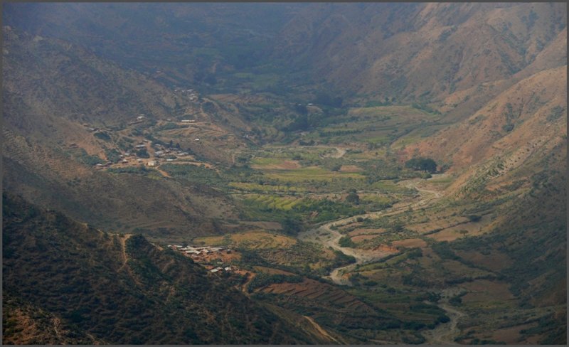 Am Talgrund, wo sich Wasser sammelt wird auch Ackerbau betrieben.(29.10.2008)