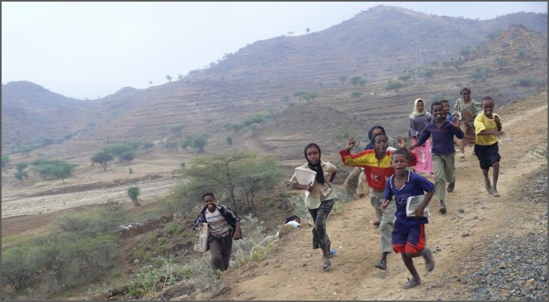 Begr�ssung bereits ausserhalb des Bahnhofs von Ghinda. (29.10.2008)