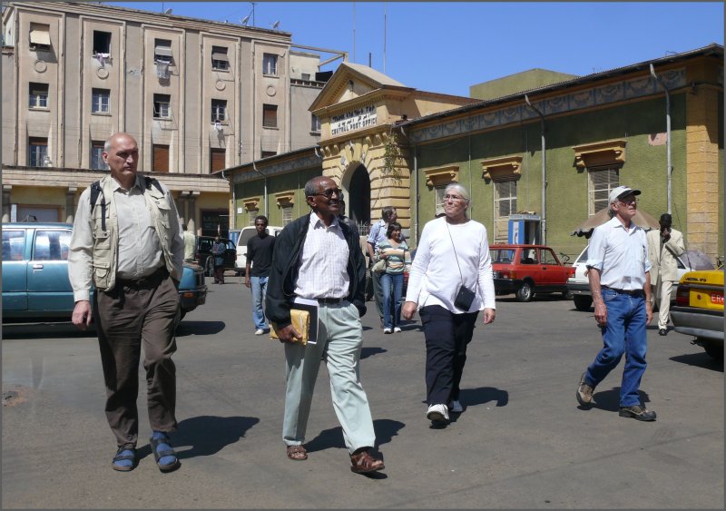 Bernd, der deutsche Reiseleiter, Jonas, der �rtliche Fremdenf�hrer, Katie und Jim aus Kalifornien haben soeben die Hauptpost in Asmara verlassen. (26.10.2008)