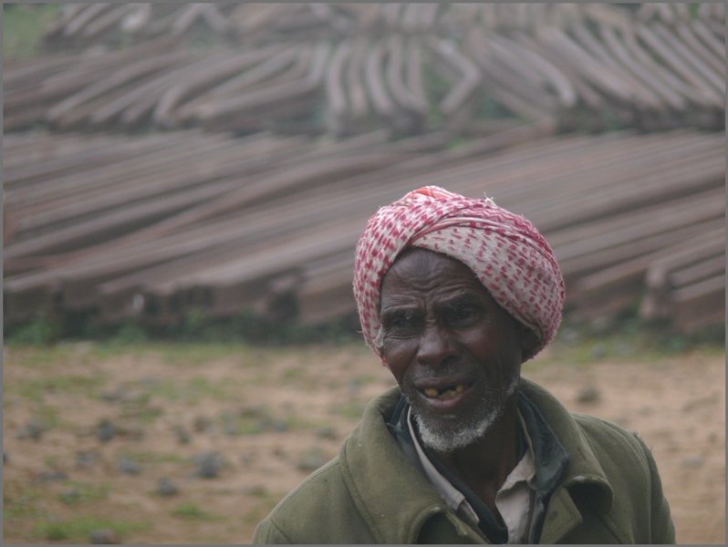 Der Bahnbedienstete in Nefasit ist Herr �ber ein riesiges Schienenlager. (30.10.2008)