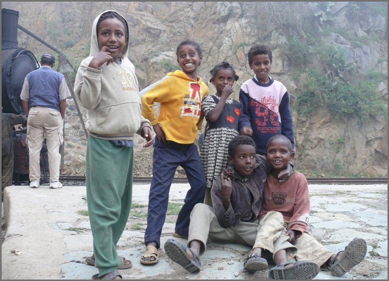 Die Dorfjugend von Arbaroba war �berhaupt nicht medienscheu. (30.10.2008)