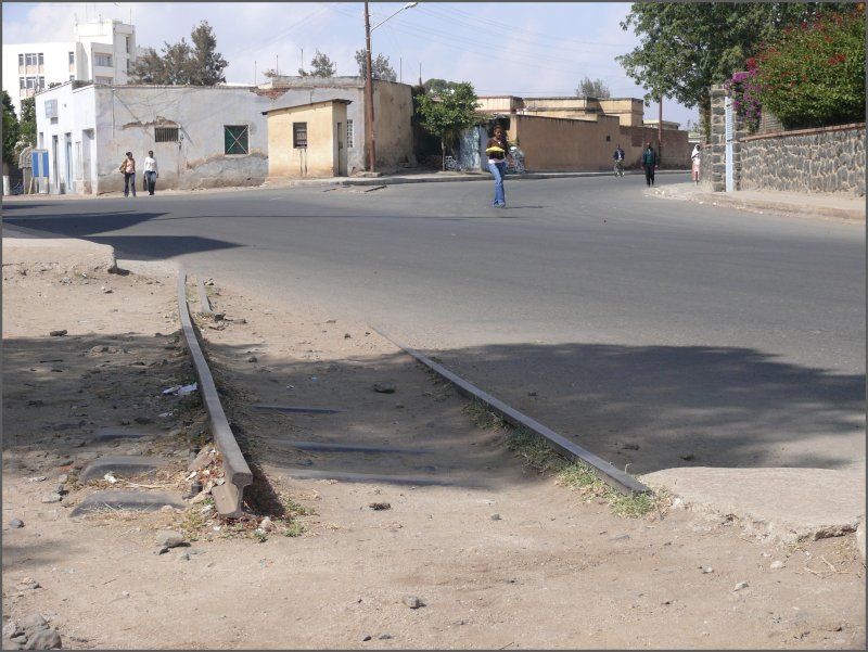 Die ersten Anzeichen einer Eisenbahninfrastruktur entdecken wir am Stadtrand. Es handelt sich um �berbleibsel der aufgehobenen Strecke von Asmara nach Keren und Agordat. (26.10.2008)