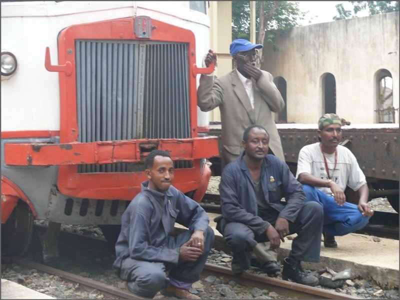 Die Littorina Crew (stehend der 81 j�hrige Lokf�hrer, links der Mann im hintern F�hrerstand, in der Mitte das dritte und vierte Auge des Lokf�hrers und rechts der Mann mit der Pfeife organisiert die Fotostops)Ghinda Bahnhof (30.10.2008)