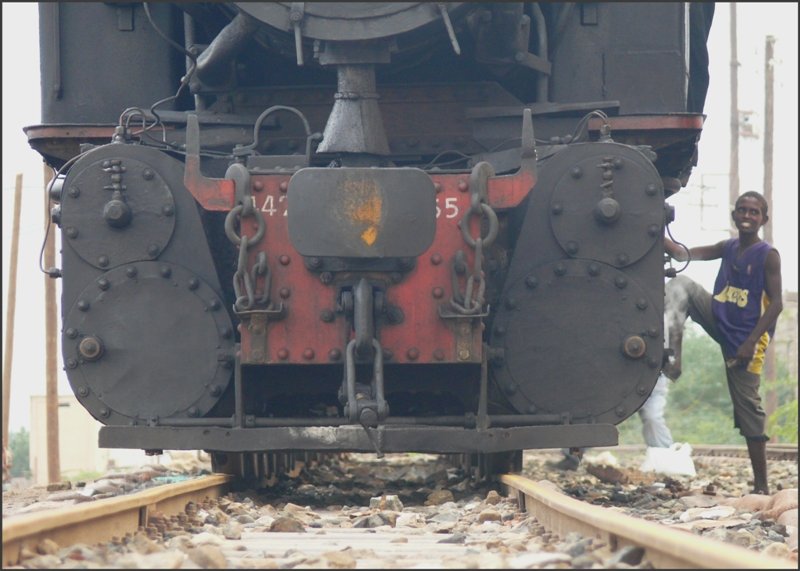 Dieser Junge in Otumlo w�r wohl am liebsten mitgefahren auf der 442.55. (30.10.2008)