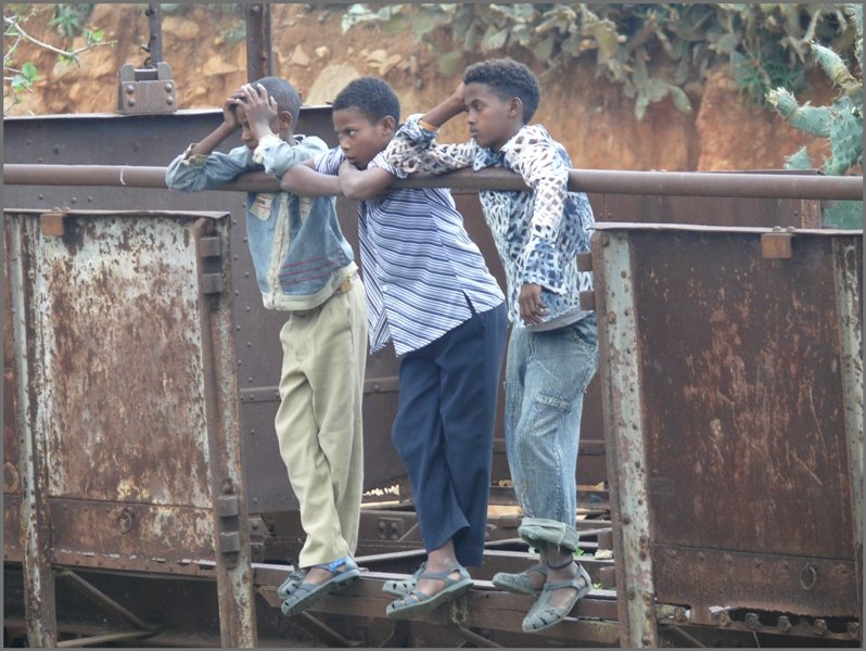 Gelangweilte Dorfjugend mit Einheitsschuhen in Nefasit. (30.10.2008)