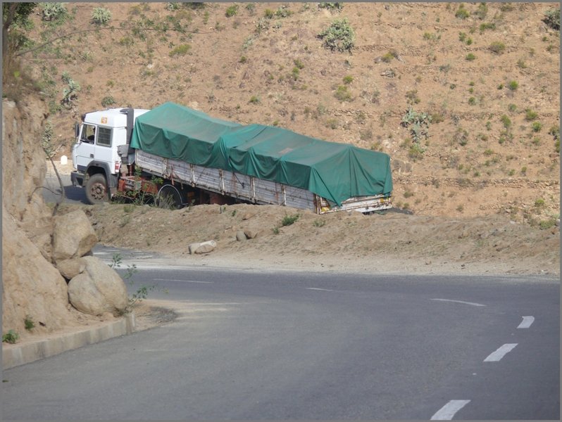 Im Schritttempo qu�len sich die schwer beladenen Lastwagen die gut ausgebaute Strasse nach Asmara hoch. (31.10.2008)