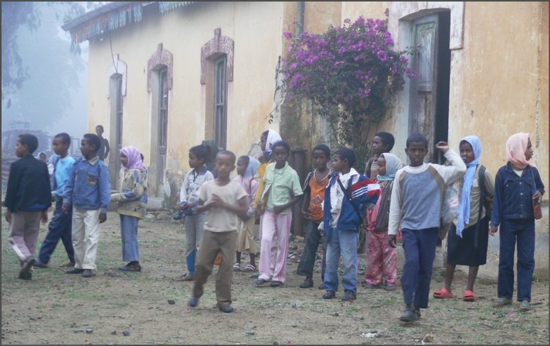 In Embatkalla str�mt das ganze Dorf zusammen. (30.10.2008)