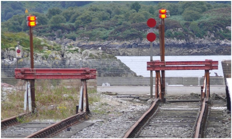 Landsend befindet sich zwar in Cornwall im �ussersten S�dwesten Englands, aber auch hier w�re der Ausdruck zweifelsohne zutreffend. In Kyle of Lochalsh enden die Geleise von Scottrail abprubt am Wasser des Loch Alsh, der die Isle of Skye im Hintergrund vom Festland trennt. (06.08.2008)