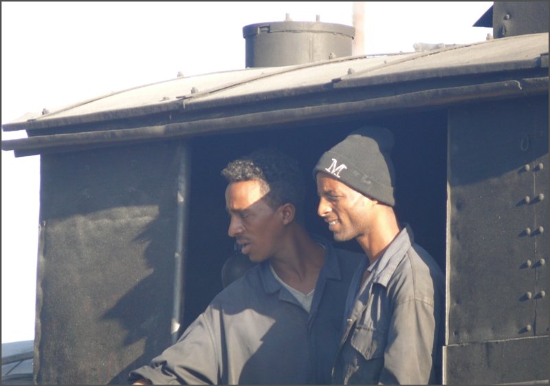 Lokmannschaft auf der 440.008 in Asmara. (28.10.2008)