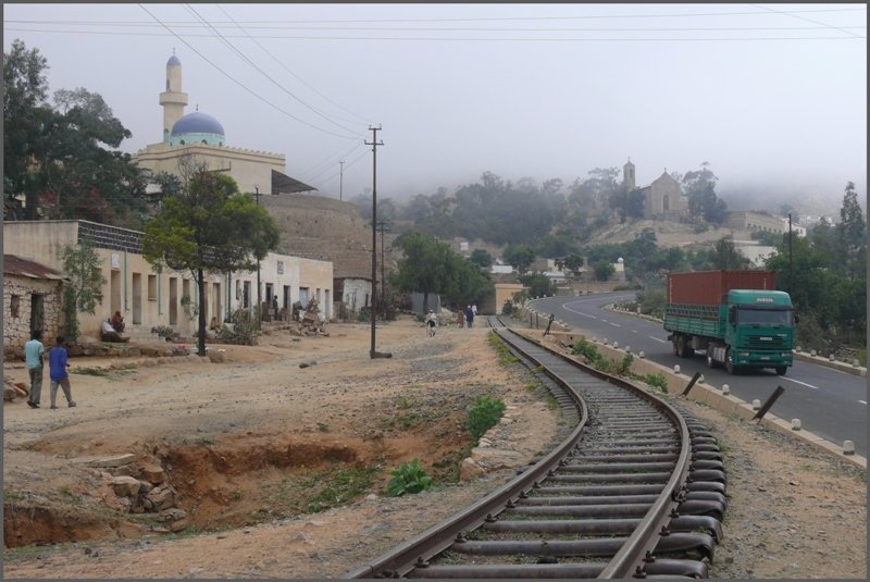Moschee und Kirche, Bahn und Strasse sind Konkurrenten, die sich hier offensichtlich gut vertragen. Nefasit. (30.10.2008)