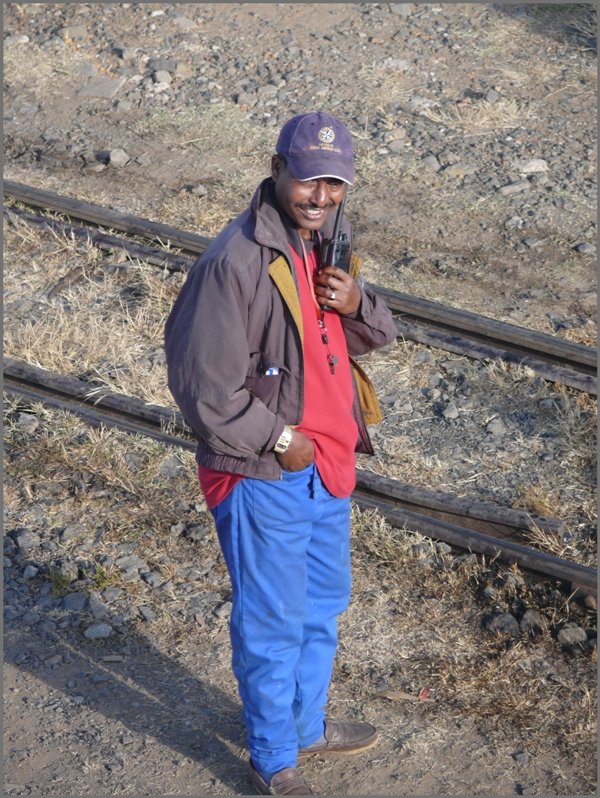 Ogbazghi Tombosi ist der unerm�dliche Organisator der Fotohalte und Koordinator zwischen Triebwagen und Dampfzug. (31.10.2008)