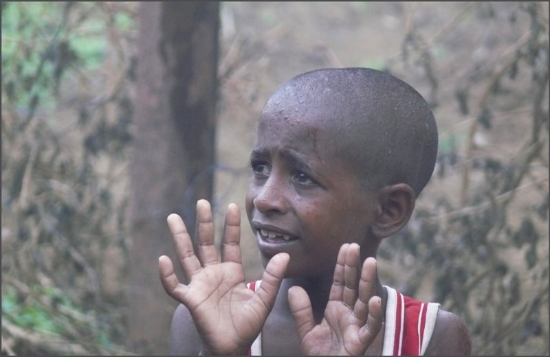 Regen scheint den Kindern in Embatkalla nichts anhaben zu k�nnen. (30.10.2008)