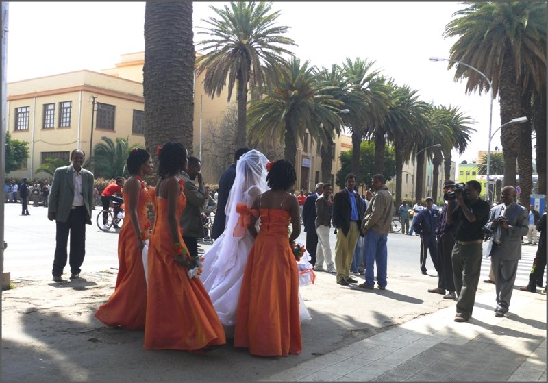 Sogar das Fernsehen war anwesend, sodass es sich vermutlich um nicht unwichtige Leute gehandelt haben muss, die sich da an diesem Sonntag das Ja-Wort gegeben haben. (26.10.2008)