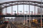 Bahn Impression vom S-Bhf. Berlin-Hermannstr. aus gesehen Richtung Gbf. Berlin-Neuk�lln am 20.03.12 hinten rangiert gerade ein Gleisbauzug der DB Bahnbau Gruppe und eine S-Bahn der Ringbahn-Linie S41 kommt gerade angefahren.     
