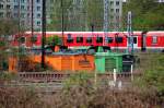 Bahnimpressionen vom alten Lokschuppen am Rangiergel�nde des Bhf. Berlin Lichtenberg/N�ldnerplatz, jetzt Lokabstellort u.a f�r LOCON, abgestellt waren u.a. LOCON 201 + V 100-BUG-01 und im Hintergrund fuhr gerade eine 628&acute;er Richtung Berlin Frankfurter Allee, 27.04.12