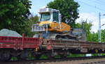 Drehgestell-Flachwagen beladen mit einer LIEBHERR Raupe Typ 714 der Fa.
