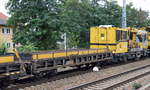 Der Gleisumnbauzug Typ UM-3  EDELWEISS  der Fa. LEONHARD WEISS mit zwei baugleichen Flachwagen für die Eisenreste die beim Schientausch anfallen, mit der Nr. 80 9310 011-7/010-0 D-EVULW am 23.09.17 Berlin-Köpenick.