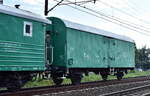 Polnischer Bahndienstwagen als Beiwagen UNIMAT 1304 der Fa. Zakład Robót Komunikacyjnych – DOM w Poznaniu Sp. z o.o. mit der Nr. 99 51PL-ZRKPN 9 550 259-7 (MAGAZYN) am Haken von der P&T Unimat 09-475/4S Y Universal-Stopfmaschine am 13.08.25 Höhe Bahnhof Kostrzyn nad Odrą.