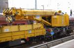 Der Gleisbauschienenkran KIROW KRC 810 T der Gleisbaufirma MGW GmbH aus Berlin mit Schutzwagen noch mal in Vorderansicht, 01.12.10 Berlin-Greifswalder Str.