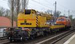 Ein GOTTWALD GS 40.08 T Gleisbauschienenkran (99 80 9419 004-3 D-STRA)von STRABAG gezogen von BBL 17 am 04.04.14 Berlin-Karow.