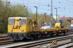 LAT 371, ein OBW 10 von P&T Bj.1989 (97 17 60 503 14-6) mit zwei Flachwagen (einer beladen mit einem kramer Allrad 280 Radlader), 16.04.12 Berlin Greifswalder Str.