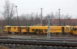 Neben den Gleisbaumaschinen der SGL ist u.a auch eine Gleisstopfmaschine P&T 08-475 UNIMAT 4S der DGU Gleisbau Union GmbH & Co.KG in Bereitschaft in Berlin-Sch�neweide abgestellt, 16.03.11 Belegbild