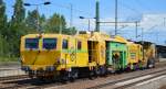 Die Lasch GmbH Zwickau (Gleis- und Tiefbau) mit P&T UNIMAT 09-475/4S Gleisstopfmaschine und Schnellschotterplaniermaschine SSP 110SW bei der Durchfahrt Bhf.