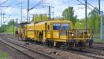 DB Bahnbau Gruppe mit Gleisstopfmaschine P&T 08-275 UNIMAT 3S + Schotterplaniermaschine P&T SSP 110 SW am 04.05.15 Durchfahrt Bhf.