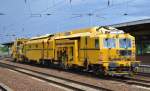 Eher selten so herrum, hier zieht einmal eine P&T Schnellschotterplaniermaschine (SSP 685) der DB Bahnbau Gruppe eine P&T UNIMAT 09-32/4S Gleistopfmaschine am 19.06.15 durch den Bhf.