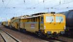 DB Bahnbau Gruppe mit ihrer Stopfmaschine P&T UNIMAT 09-32/4S + Schotterplaniermaschine USP 2000 SWS + drei Bahndienstwagen am 19.11.15 Bhf.