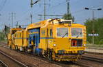 GBW Stopfmaschine vom Typ P&T UNIMAT 09-4x4/4S mit  Universalschotterplaniermaschine der neuesten Generation von Plasser & Theurer vom Typ USP 2000-C2 am Haken bei der Durchfahrt Bf. Flughafen Berlin-Schönefeld am 28.06.17