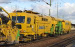 Die Fa. JumboTec mit der Gleisstopf-Nivellier-Richtmaschine des Typs B 66 UC von MATISA  LAUSITZ  D-JT 99 80 94 24 036-8 + Schotterplaniermaschine Deutsche Plasser SSP 110  LAUSITZ  D-JT 99 80 9425 033-4 am 04.12.17 Bf. Flughafen Berlin-Schönefeld