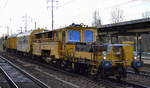 DB Bahnbau Gruppe mit der P&T Stopfmaschine 09-32 CSM einigen Bahndienstwagen und Schotterplaniermaschine am 04.12.17 Bf.