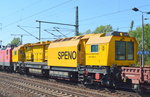 Die schweizer Schienenschleifmaschine RR 16 MS-12 (99 85 9127 110-6 CH-SPENO) der Fa. SPENO INTERNATIONAL am Haken von 143 038-8 am 15.09.16 Bf. Flughafen Berlin-Schönefeld.