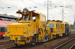 Die Gleisbaufirma GBW hat eine Universalschotterplaniermaschine der neuesten Generation von Plasser & Theurer vom Typ USP 2000-C2 (Nr. D-GBW 99 80 9125 008-9) hier am Haken der GBW Stopfmaschine vom Typ P&T UNIMAT 09-4x4/4S bei der Durchfahrt Bf. Flughafen Berlin-Schönefeld am 28.06.17
