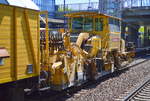 DB Bahnbau Gruppe mit Gleisbauzug, hier am Ende des Zuges eine  Schienenschotterplaniermaschine vom Typ Deutsche Plasser SSP 110 SW (SSP 304) am 02.06.17 Bf.