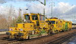 Die Fa. JumboTec mit der Gleisstopf-Nivellier-Richtmaschine des Typs B 66 UC von MATISA  LAUSITZ  D-JT 99 80 94 24 036-8 + Schotterplaniermaschine Deutsche Plasser SSP 110  LAUSITZ  D-JT 99 80 9425 033-4 am 04.12.17 Bf. Flughafen Berlin-Schönefeld