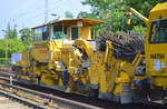 STRABAG mit ihrer MATISA Gleisstopfmaschine (99 80 9124 003-1 D-BRS) und Schienenschotterplaniermaschine P&T SSP 110 SW am 17.05.18 Berlin-Hirschgarten.
