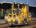 Eine Schnellschotterplaniermaschine P&T SSP 110 SW der EUROPOOL GmbH auf eiliger Fahrt durch den Bhf Flughafen Berlin-Sch�nefeld am 11.10.08