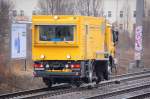 Wie ein rollender Inbi�wagen ist das Zweiwegefahrzeug der Pethoplan GmbH zur Schienenultraschallpr�fung unterwegs, jedenfalls sahen mir zwei Mitarbeiter interessiert in die Linse als ich ads Fahtrzeug ablichtete, 12.03.10 Berlin-Pankow.