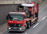 MB ACTROS 1848 Sattelzug mit WIRTGEN Typ? Asphaltfr�se beladen, 22.10.10 Berliner Stadtautobahn H�he Knobelsdorffstr.