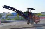 Eine kleine Wirtgen W 50 D Asphalt-Fräse der Fa. E.FEIND am 07.08.15 Putlitzbrücke Berlin-Moabit.